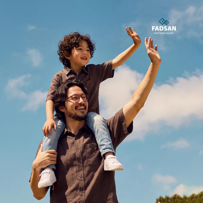 RYU Series – Kemeja Ayah & Anak | FADSAN Anak duduk di pundak ayah, keduanya memakai kemeja RYU warna Mahogany